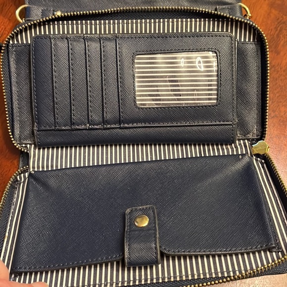 Crown & Ivy crossbody clutch wallet removable strap and 10 cardholders - Picture 10 of 12